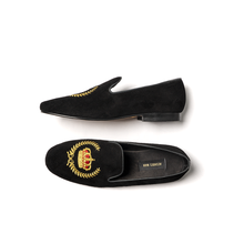 Cargar imagen en el visor de la galería, Slipper gamuza negra laurel con corona dorada