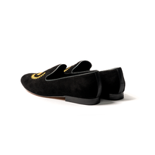 Cargar imagen en el visor de la galería, Slipper gamuza negra laurel con corona dorada